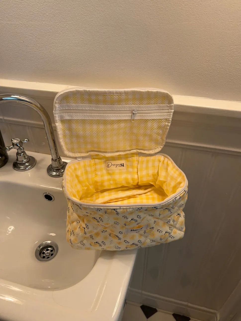 Honey stor toilettaske med hang - Lys gul med gule bomster