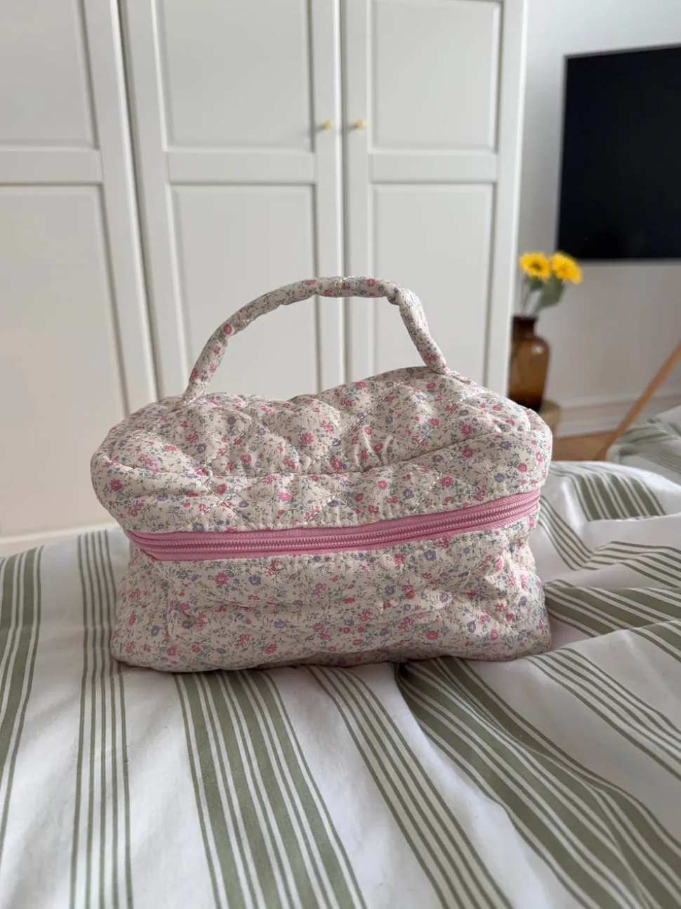 Honey stor toilettaske med hank - Hvid/lyserøde blomster