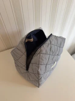 Honey stor toilettaske med striber - Mørkeblå/hvid