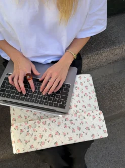 Hyld computer sleeve - Hvid med lyserøde blomster