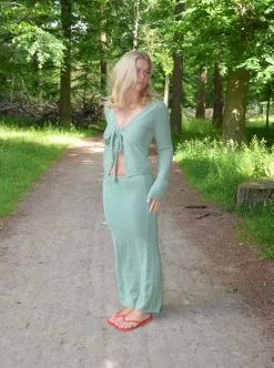Ines strikket bluse med bindebånd - Støvet grøn