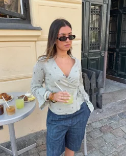 Isabeau bluse med bindedetalje - Kaki