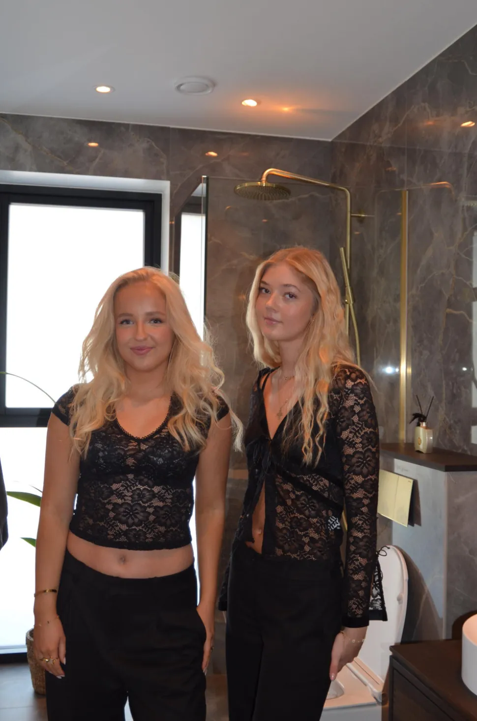 Isamara blond bluse med velour - Sort