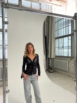 Isamara blond bluse med velour - Sort