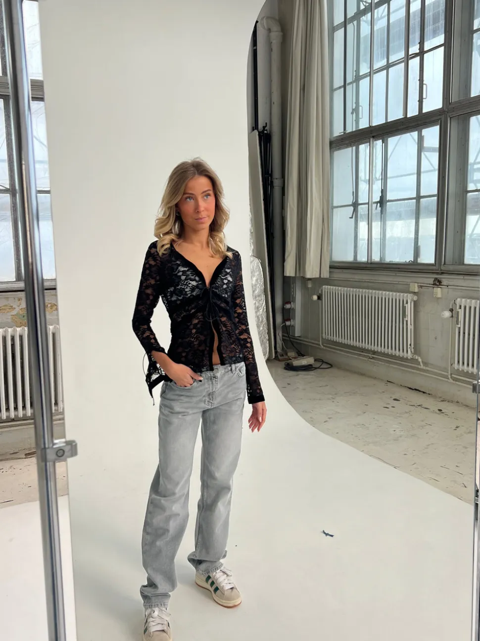 Isamara blond bluse med velour - Sort