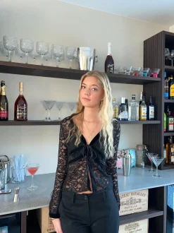 Isamara blond bluse med velour - Sort