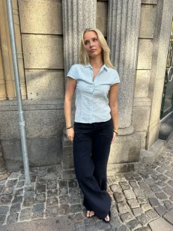 Josephine figursyet skjorte med korte ærmer - Lyseblå/hvid