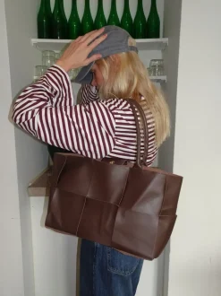 Kaia skuldertaske med flet - Brun