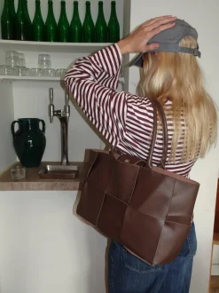 Kaia skuldertaske med flet - Brun