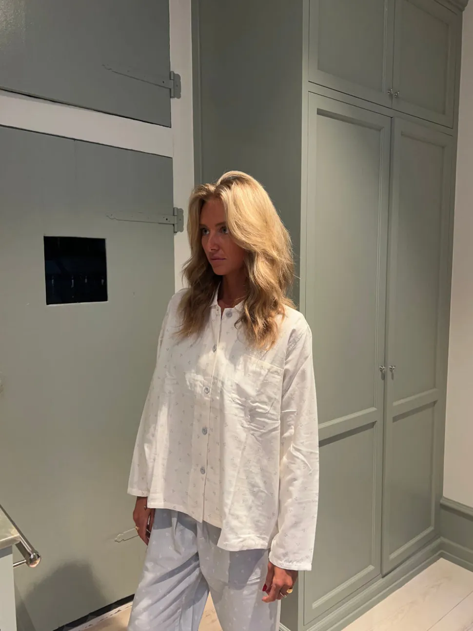 Kallie pyjamas sæt med kirsebær - Hvid/blå