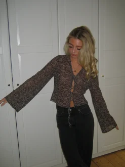 Kara bluse med bindebånd - Brun