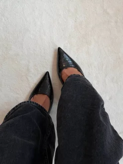 Karline slingback mules med krokodilleprint - Sort