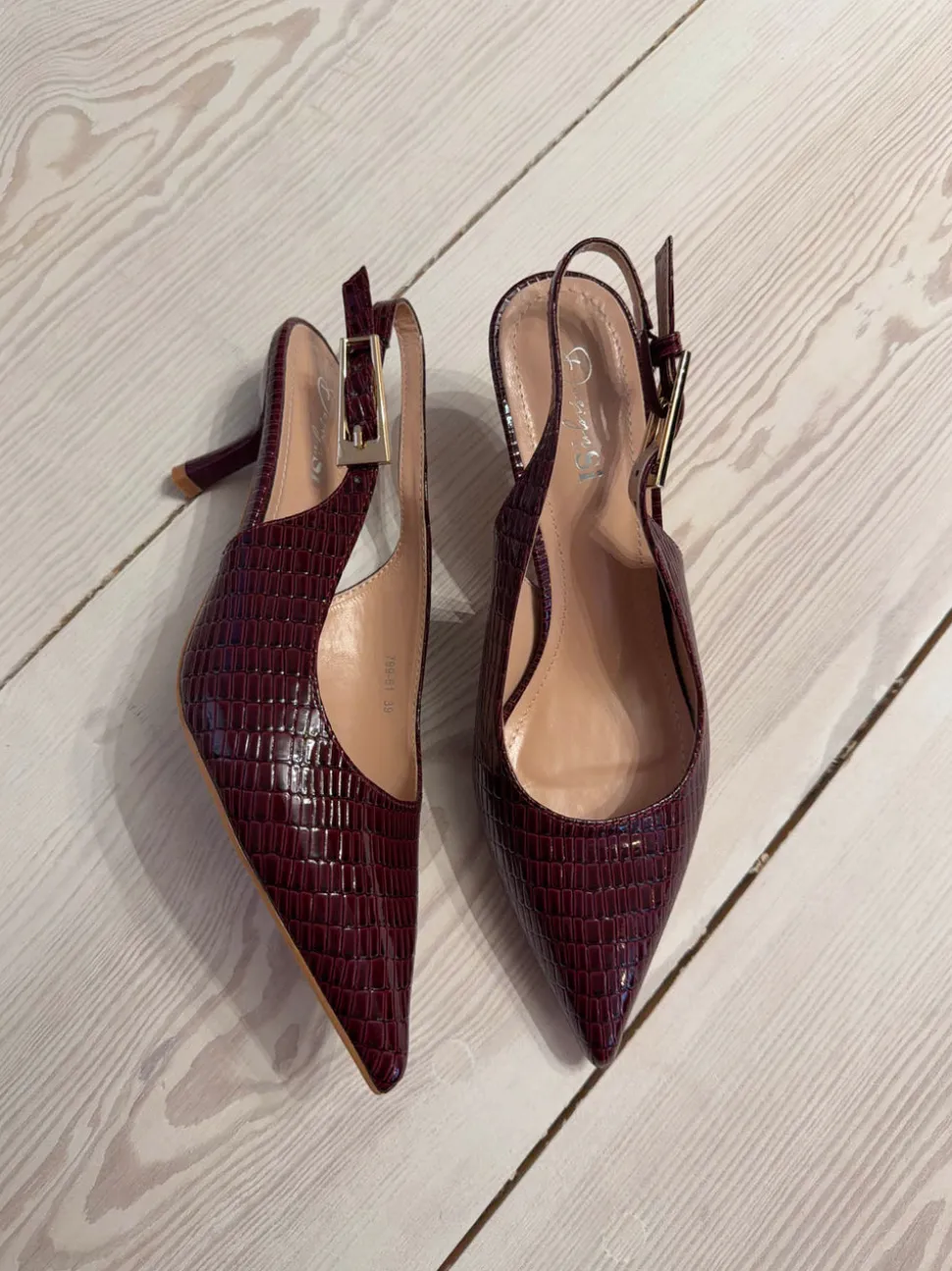 Karline slingback mules med krokodilleprint - Mørkerød