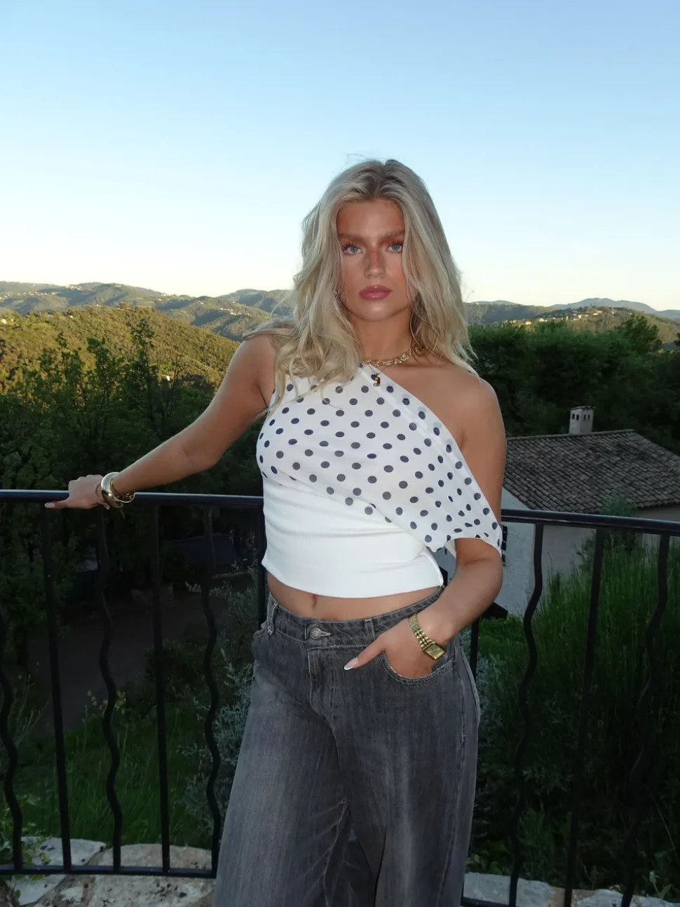 Kimmie top med polkaprikker - Hvid/navy