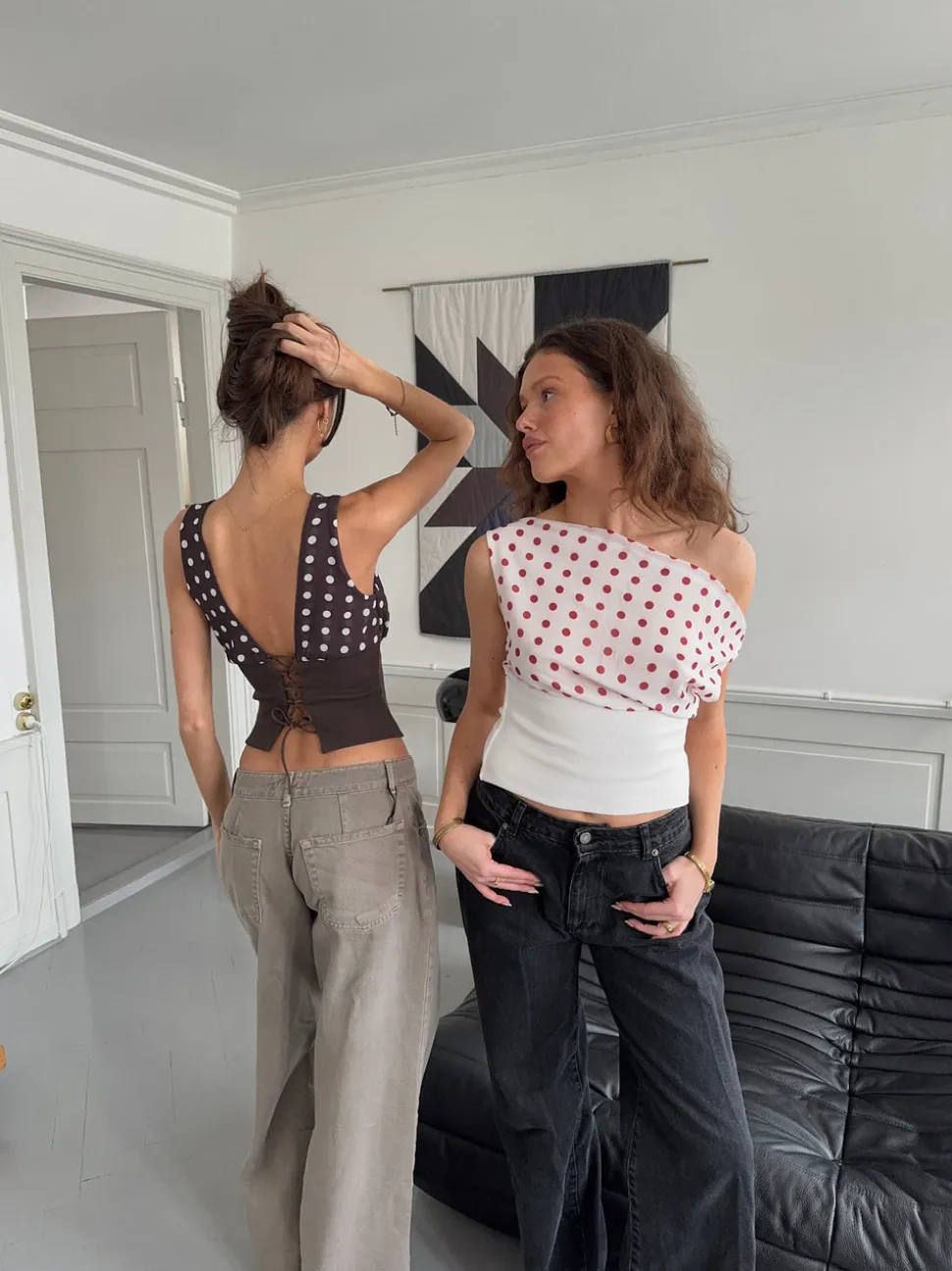 Kimmie top med polkaprikker - Brun/hvid