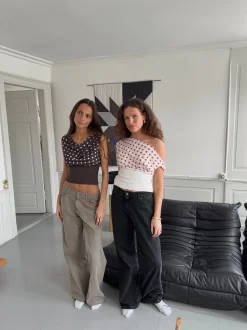Kimmie top med polkaprikker - Brun/hvid