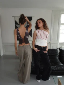 Kimmie top med polkaprikker - Brun/hvid