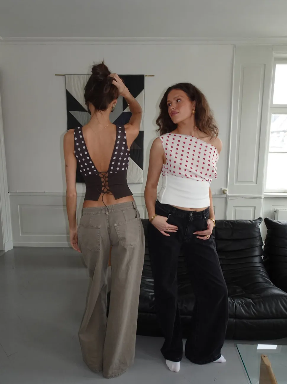 Kimmie top med polkaprikker - Brun/hvid