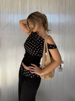Kimmie top med polkaprikker - Sort/hvid