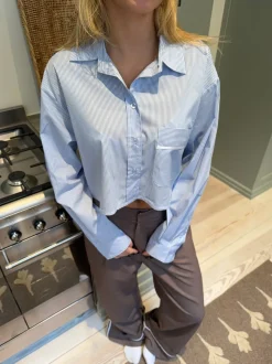 Lavinia stribet cropped skjorte - Blå/hvid
