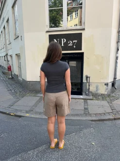 Leonie top med knapper - Grå