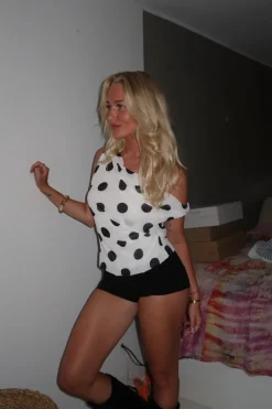 Lily top med polkaprikker - Hvid/sort