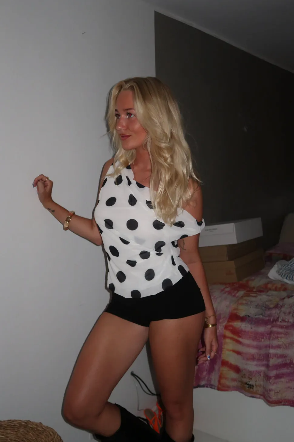 Lily top med polkaprikker - Hvid/sort