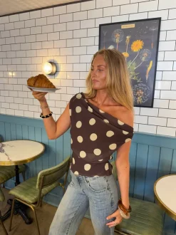 Lily top med polkaprikker - Brun/gul