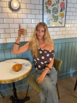 Lily top med polkaprikker - Brun/gul