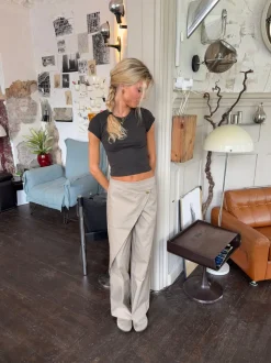 Lilyena bukser med asymmetrisk omslag - Beige