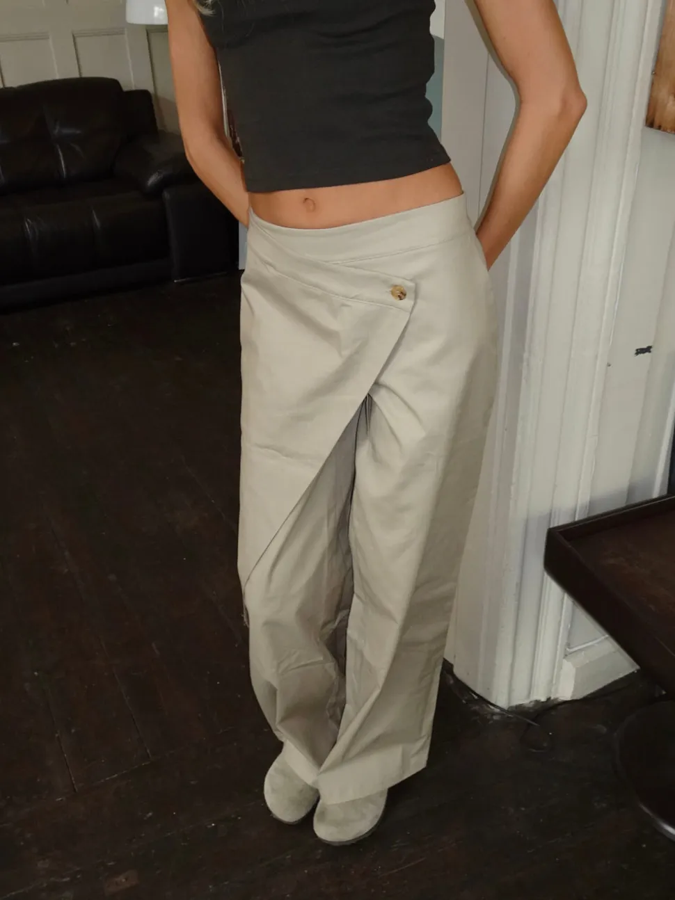 Lilyena bukser med asymmetrisk omslag - Beige