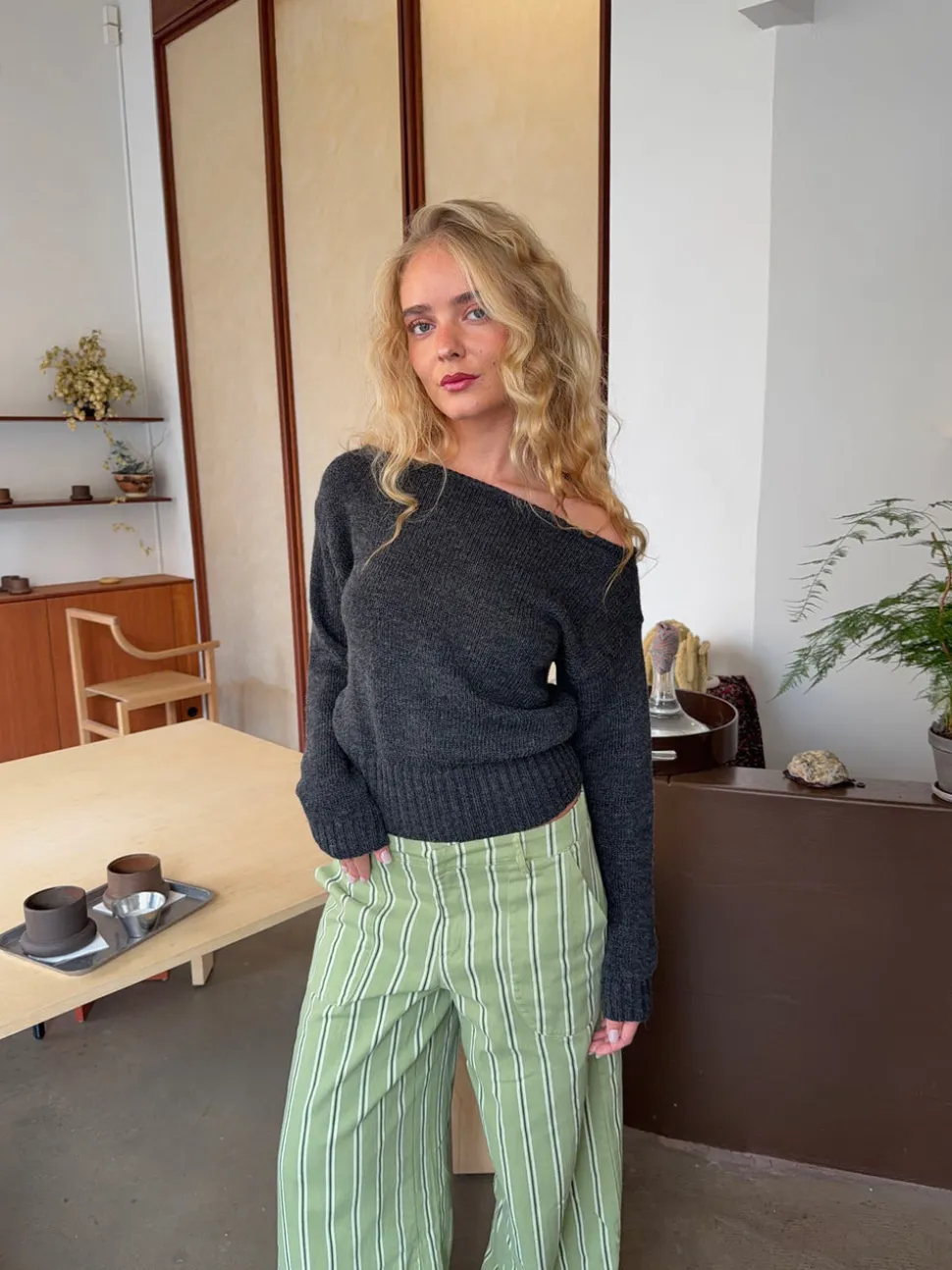 Loni one shoulder striktrøje i uld - Grå