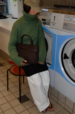 Lou stor håndtaske med bindedetalje - Brun