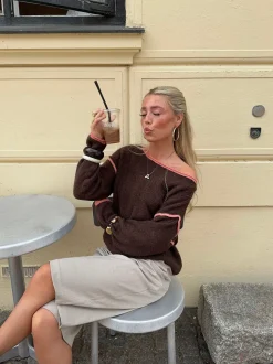 Ludovica striktrøje med detaljer - Brun/koral/lyserød