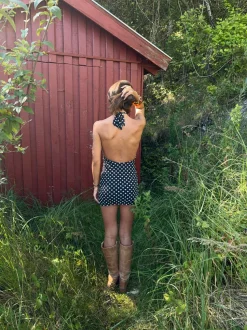 Lukka minikjole med polkaprikker - Sort/hvid