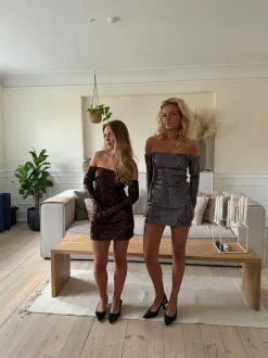 Lunea off shoulder kjole med pallietter - Grå