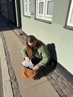 Lyra taske med nitter - Karamelfarvet