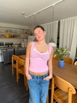 Mandaline tanktop med blondedetalje - Pink