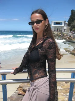 Margot bluse med flæser - Sort