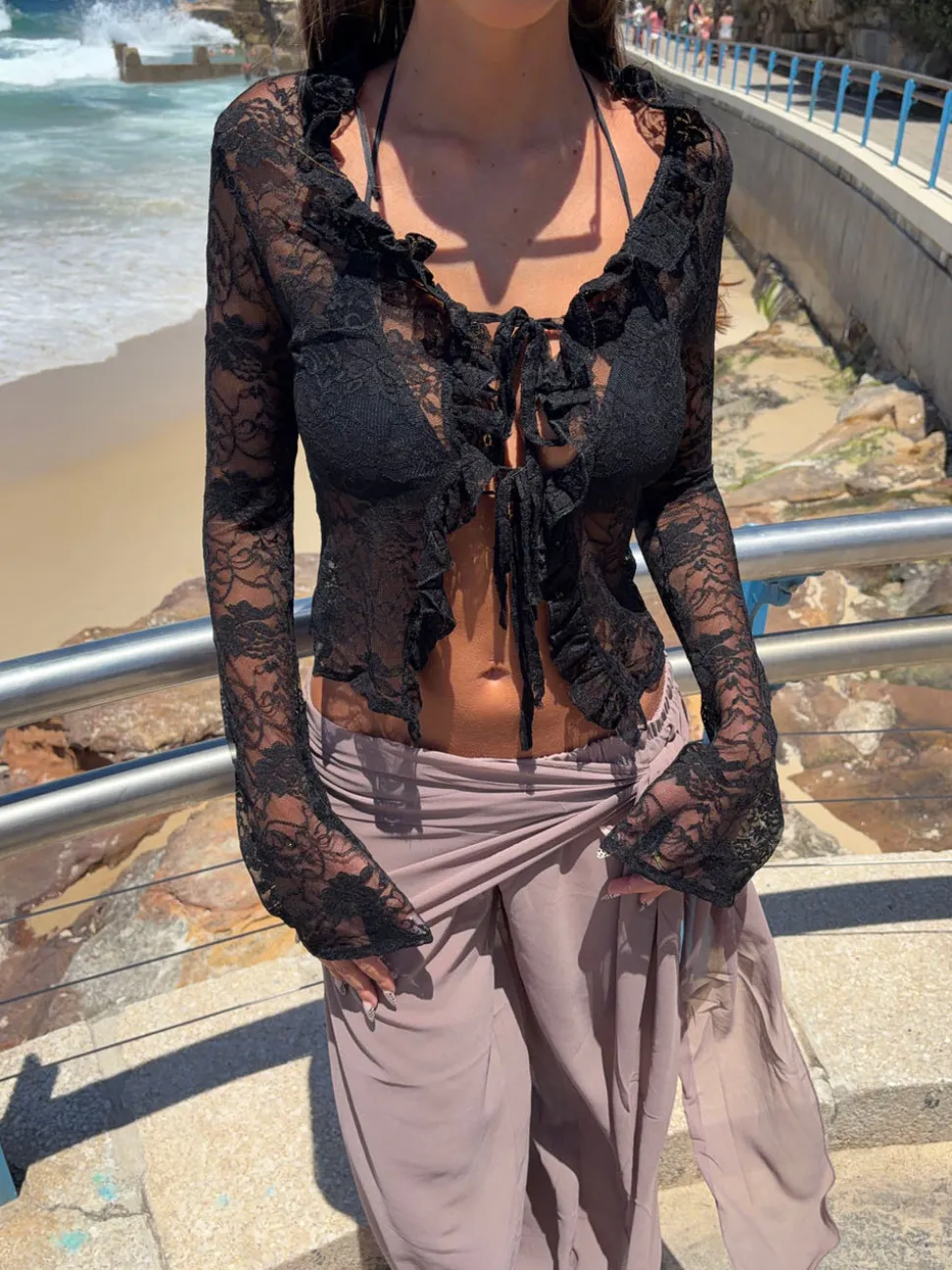 Margot bluse med flæser - Sort