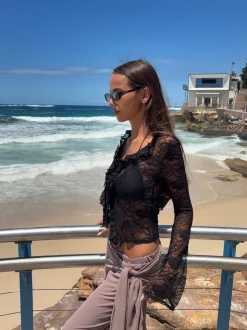 Margot bluse med flæser - Sort