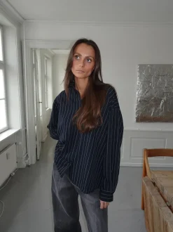 Miki stribet skjorte med åben ryg - Mørk navy