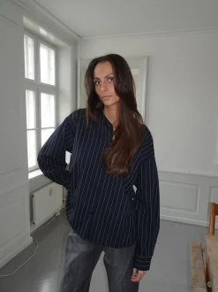 Miki stribet skjorte med åben ryg - Mørk navy