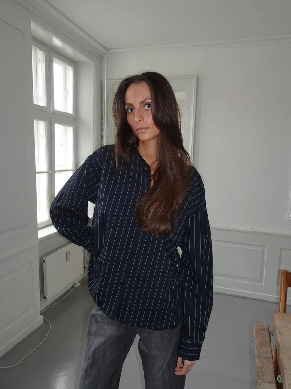 Miki stribet skjorte med åben ryg - Mørk navy