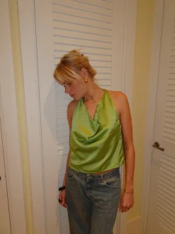 Milena halterneck top i satin - Grøn