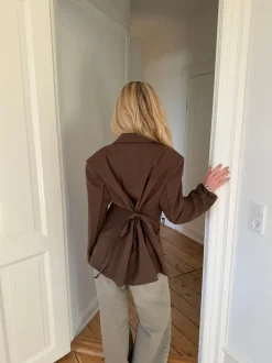 Myna figursyet blazer - Brun