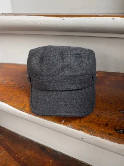 Myra kasket med detaljer - Grå