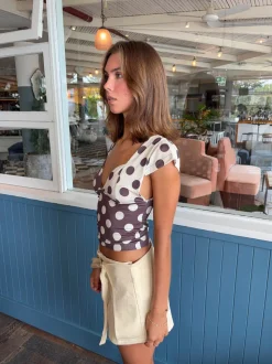 Nickeline v-neck top med polkaprikker - Brun/off white