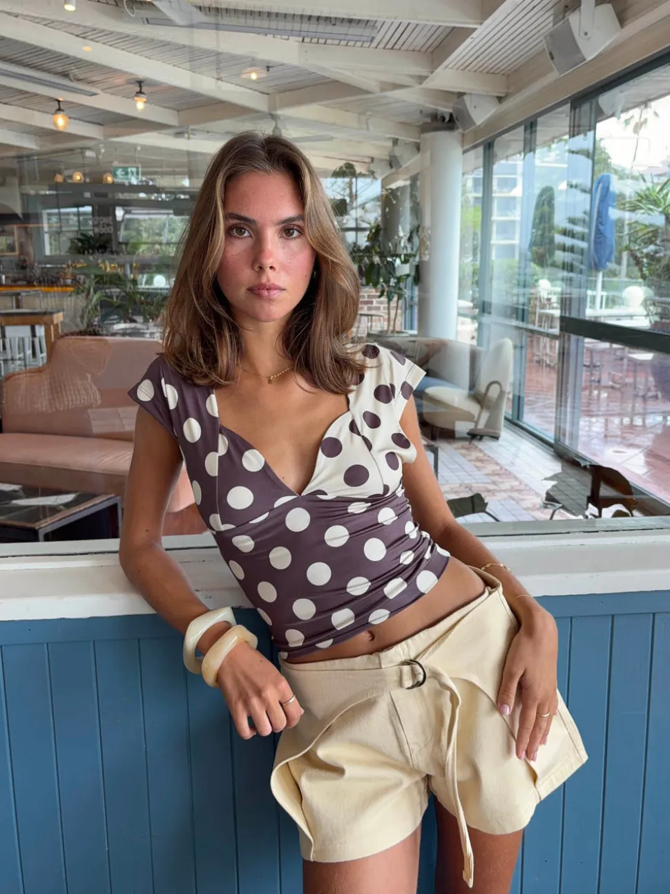 Nickeline v-neck top med polkaprikker - Brun/off white