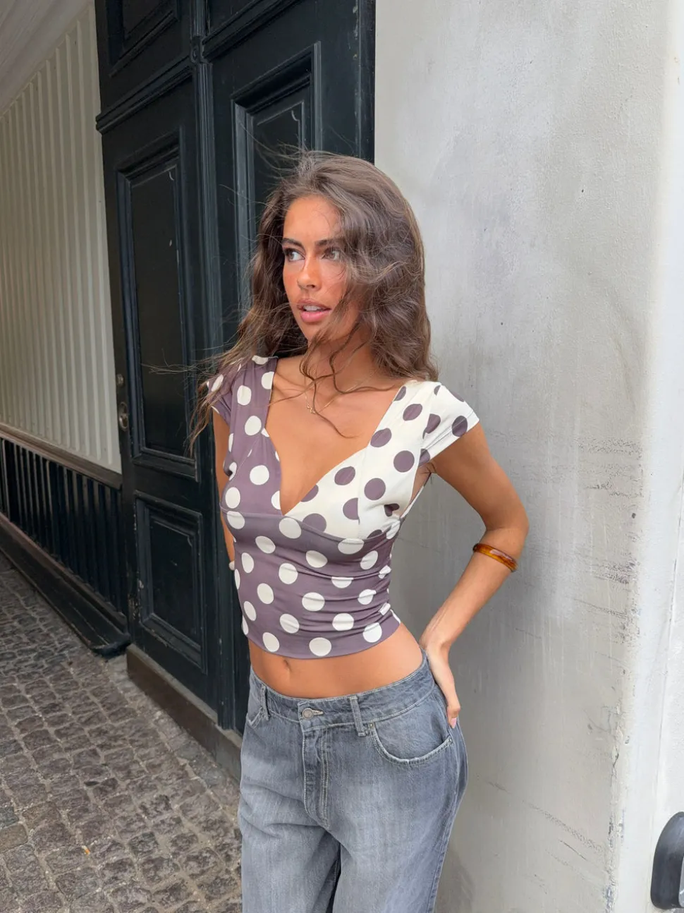 Nickeline v-neck top med polkaprikker - Brun/off white